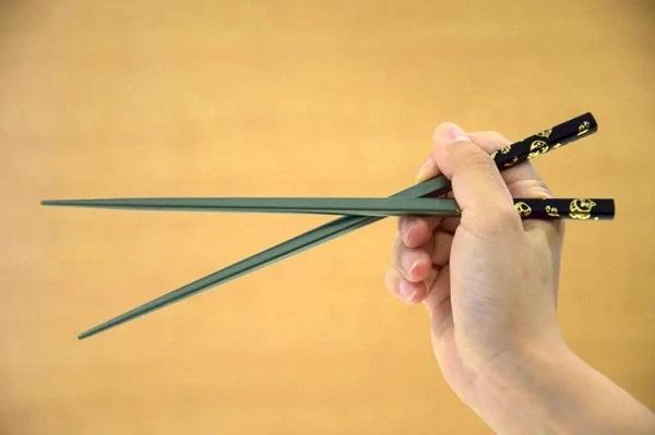 how-to-hold-chopsticks-properly-and-what-not-do-do-with-them